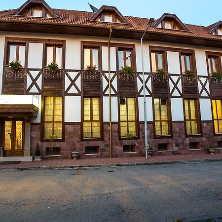 Family Hotel Teteven Eksteriør bilde