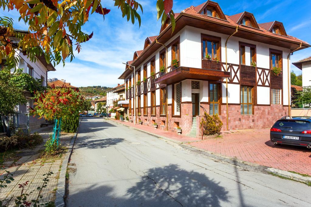 Family Hotel Teteven Eksteriør bilde