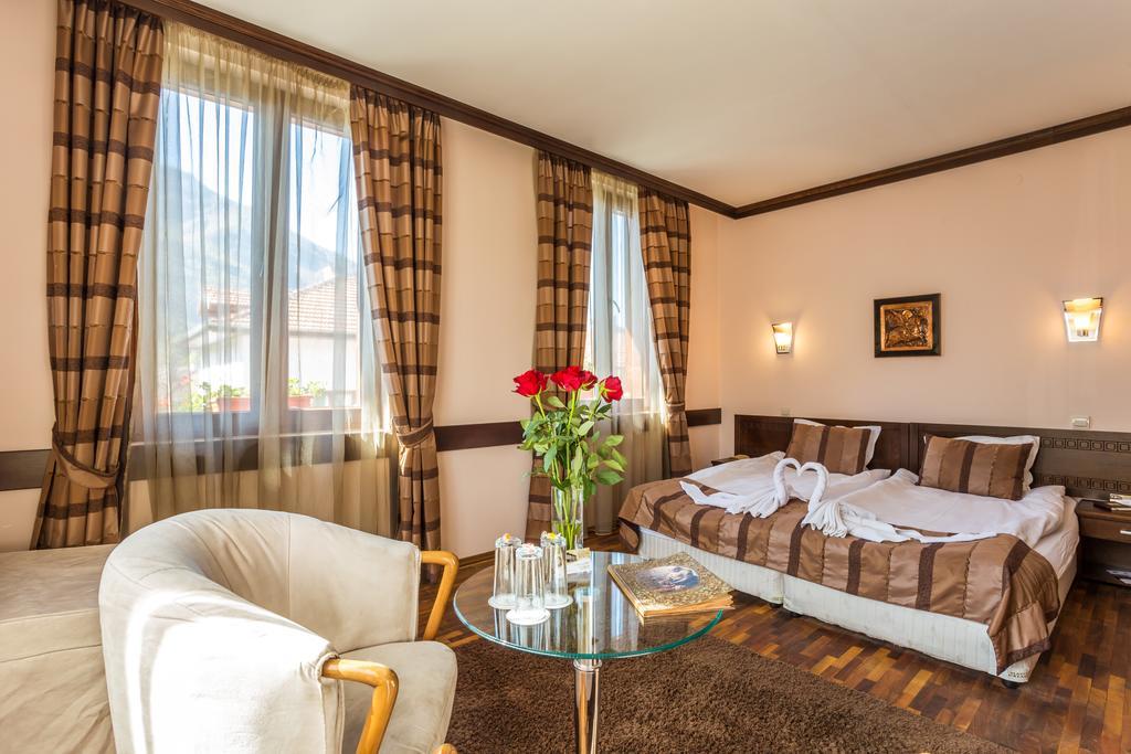 Family Hotel Teteven Eksteriør bilde