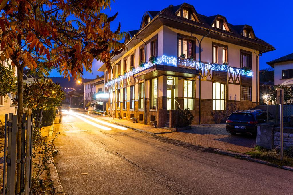 Family Hotel Teteven Eksteriør bilde
