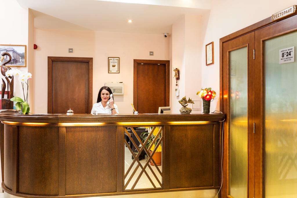 Family Hotel Teteven Eksteriør bilde