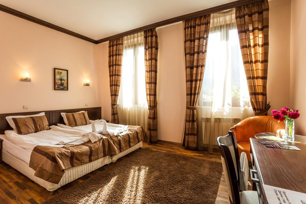 Family Hotel Teteven Eksteriør bilde