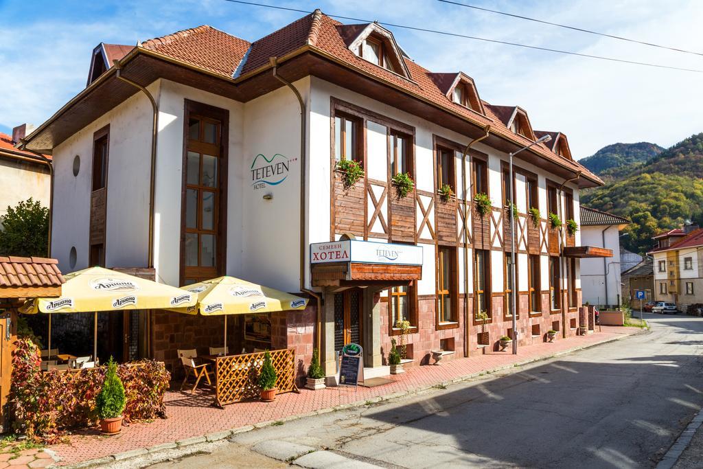 Family Hotel Teteven Eksteriør bilde