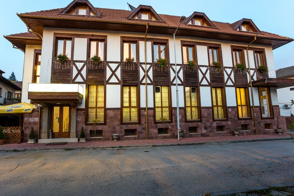 Family Hotel Teteven Eksteriør bilde