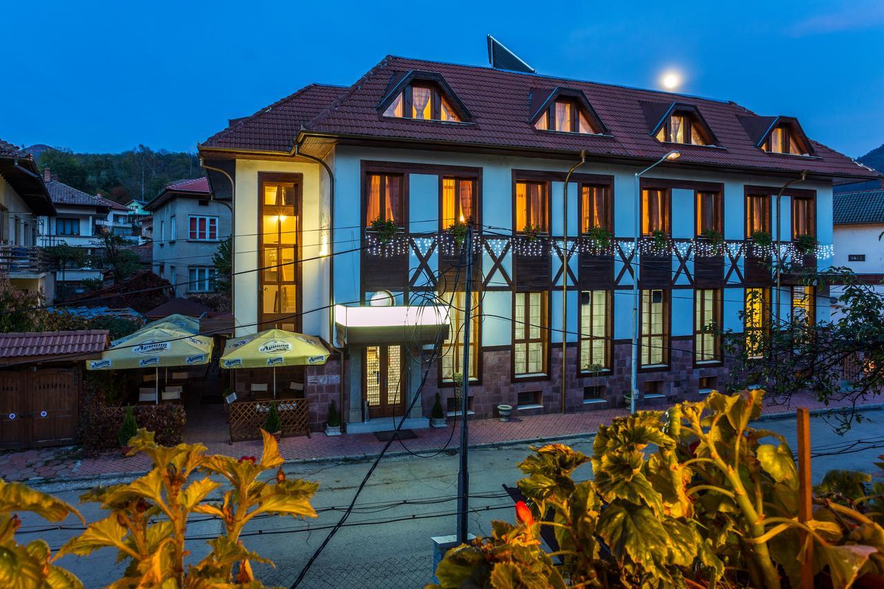 Family Hotel Teteven Eksteriør bilde